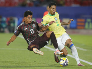 César Bustos (i), de México, disputa el balón con Wesley Gassova, de Brasil, en un partido del grupo C de la Copa Mundial Sub-20 entre Brasil y México en el estadio Nacional en Santiago (Chile). EFE/Esteban Garay