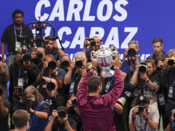 Carlos Alcaraz de España levanta la copa de campeones después de ganar del Campeonato de Tenis Abierto de Estados Unidos. EFE/EPA/SARAH YENESEL