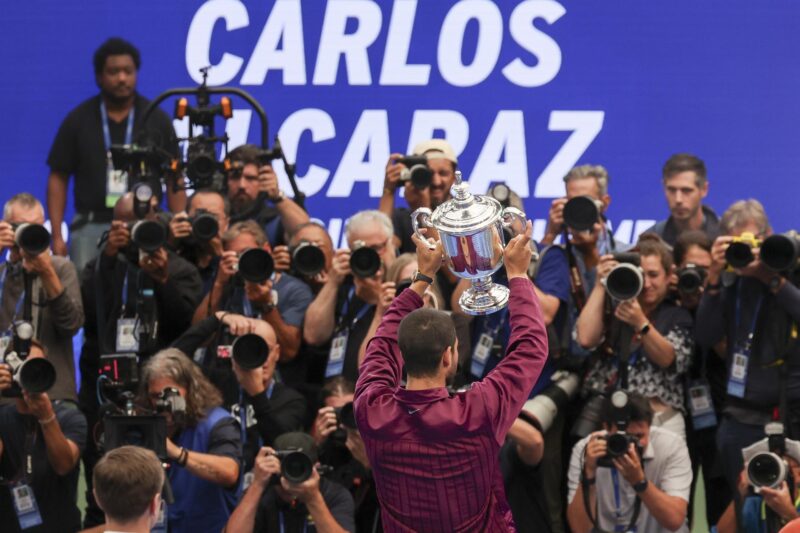 Alcaraz reconquista Nueva York y asalta el número uno del mundo Carlos Alcaraz de España levanta la copa de campeones después de ganar del Campeonato de Tenis Abierto de Estados Unidos. EFE/EPA/SARAH YENESEL