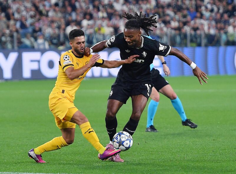 El jugador del Juventus Khephren Thuram (d) y el del Borussia Dortmund Yan Couto durante el partido de la fase de liga de la UEFA Champions League que han jugado Juventus FC y Borussia Dortmund en Turin EFE/EPA/Alessandro Di Marco Juve