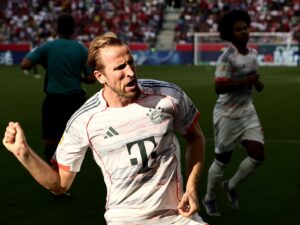 El delantero del Bayern Harry Kane celebra el 3-0 durante el partido de la Bundesliga que han jugado TSG 1899 Hoffenheim y FC Bayern Munich en Sinsheim, Alemania. EFE/EPA/RONALD WITTEK
