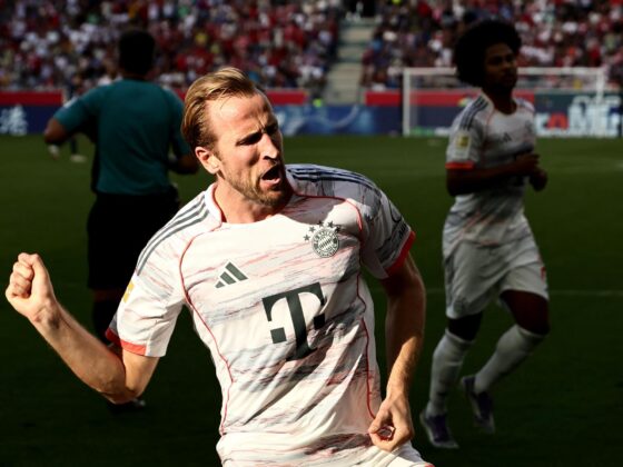 El delantero del Bayern Harry Kane celebra el 3-0 durante el partido de la Bundesliga que han jugado TSG 1899 Hoffenheim y FC Bayern Munich en Sinsheim, Alemania. EFE/EPA/RONALD WITTEK