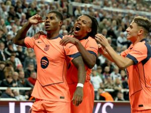 Marcus Rashford (L) celebra un gol durante el primer partido de la fase liga de la UEFA Champions League league que han jugado Newcastle United y Barcelona en Newcastle, Reino Unido. EFE/EPA/ALEX DODD