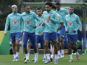 Jugadores de la selección brasileña de fútbol se entrenan este lunes en Granja Comary, en la ciudad de Teresópolis (Brasil). EFE/André Coelho