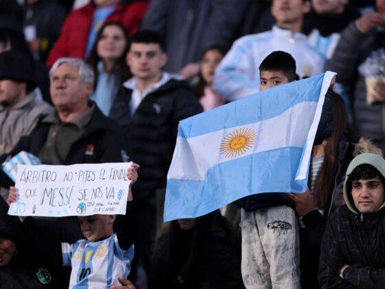 Argentina comenzó a despedirse de Lionel Messi, su capitán y máximo ídolo futbolístico de este siglo, que disputará este jueves ante Venezuela su último partido oficial como local . EFE/Adán González