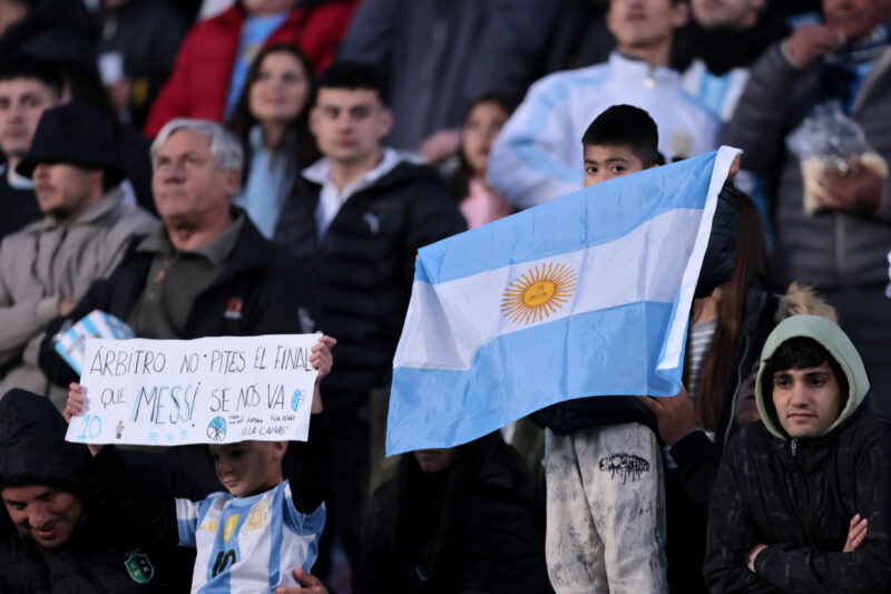 Argentina comenzó a despedirse de Lionel Messi, su capitán y máximo ídolo futbolístico de este siglo, que disputará este jueves ante Venezuela su último partido oficial como local . EFE/Adán González