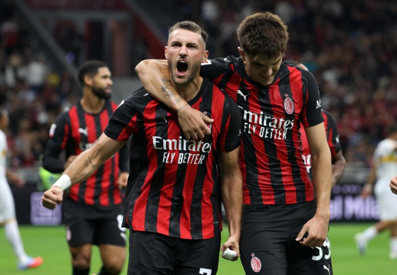 El jugador del AC Milan Santiago Gimenez (c) celebra el 1-0 durante el partido de la Copa Italia que han jugado AC Milan y US Lecce, en Milán, Italia. EFE/EPA/MATTEO BAZZI