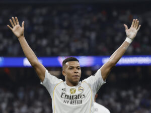 El delantero francés del Real Madrid Kylian Mbappe celebra su segundo gol durante el partido de la primera jornada de la Liga de Campeones que Real Madrid y Olympique de Marsella disputaron en el estadio Santiago Bernabéu. EFE/Sergio Pérez