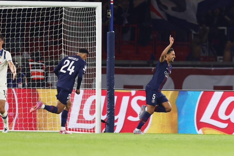 Marquinhos (d) celebra un gol durante el partido de la fase de liga de la UEFA Champions League league que han jugado Paris Saint-Germain y Atalanta BC en París, Francia. EFE/EPA/TERESA SUAREZ