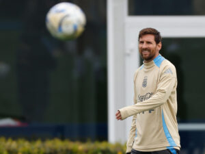 Lionel Messi participa de un entrenamiento con la selección argentina en el predio de la Asociación de Fútbol Argentino (AFA) en Ezeiza. EFE/ Juan Ignacio Roncoroni