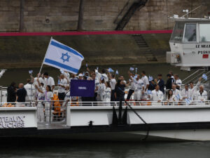 La selección de Israel desfila en barco por el río Sena, durante la ceremonia de inauguración de los Juegos Olímpicos de París 2024, en foto de archivo de Julio Muñoz. EFE