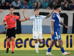 Santiago Germán Solari (c) de Racing celebra un gol durante un partido de cuartos de final de la Copa Libertadores. EFE/ Adan González