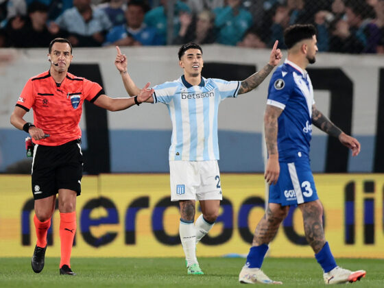 Santiago Germán Solari (c) de Racing celebra un gol durante un partido de cuartos de final de la Copa Libertadores. EFE/ Adan González