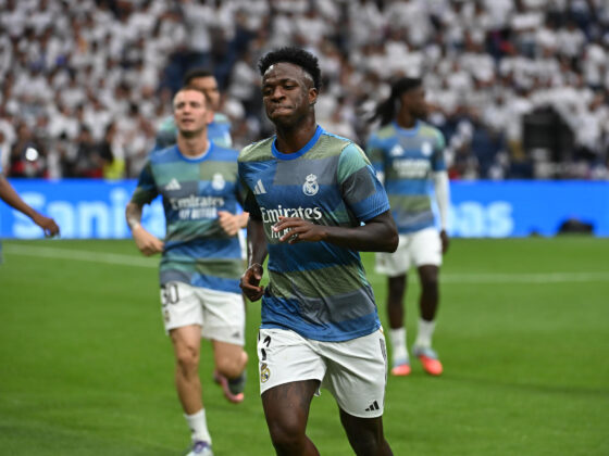 El delantero brasilero Vinícius Jr calienta este sábado, previo al partido de la jornada 5 de LaLiga EA Sports, que disputan el Real Madrid y el RCD Espanyol, en el estadio Santiago Bernabéu de la capital española. EFE/ Fernando Villar