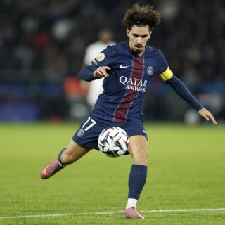 El jugador del PSG Vitinha en acción durante el partido de la Ligue 1 que ha jugado PSG y Auxerre en Paris, Francia. EFE/EPA/YOAN VALAT