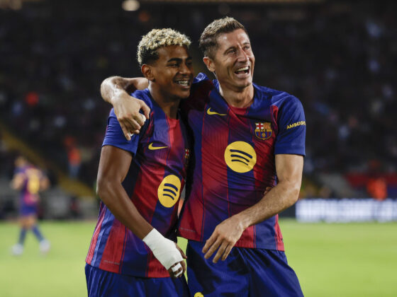 Los jugadores del FC Barcelona, el polaco Robert Lewandowski (d) y Lamine Yamal, celebran el segundo gol del equipo blaugrana durante el encuentro correspondiente a la séptima jornada de Liga EA Sports que FC Barcelona y Real Sociedad disputaron en el estadio de Montjuic, en Barcelona. EFE/Alberto Estévez.