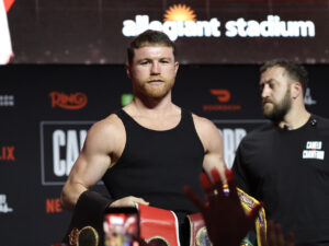 El mexicano Saúl 'Canelo' Álvarez posa el jueves, en la presentación de su combate ante Terence Crawford, con el que peleará este sábado 13 de septiembre en Las Vegas. EFE/Octavio Guzmán