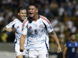Alexis Gamboa, de Costa Rica, celebra un gol en un partido por la clasificación de Concacaf para la Copa Mundial de Fútbol entre Nicaragua y Costa Rica en el estadio Nacional de Fútbol, en Managua (Nicaragua). EFE/ STR