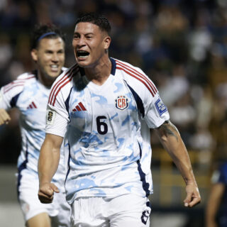 Alexis Gamboa, de Costa Rica, celebra un gol en un partido por la clasificación de Concacaf para la Copa Mundial de Fútbol entre Nicaragua y Costa Rica en el estadio Nacional de Fútbol, en Managua (Nicaragua). EFE/ STR