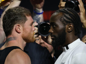 El mexicano Saúl 'Canelo' Álvarez (i) y el estadounidense Terence Crawford posan este jueves, durante la presentación de su combate, el próximo sábado en el Arena T-Mobile de Las Vegas. Octavio Guzmán