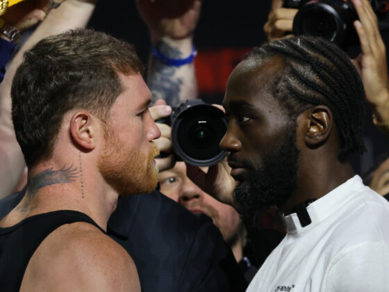 El mexicano Saúl 'Canelo' Álvarez (i) y el estadounidense Terence Crawford posan este jueves, durante la presentación de su combate, el próximo sábado en el Arena T-Mobile de Las Vegas. Octavio Guzmán