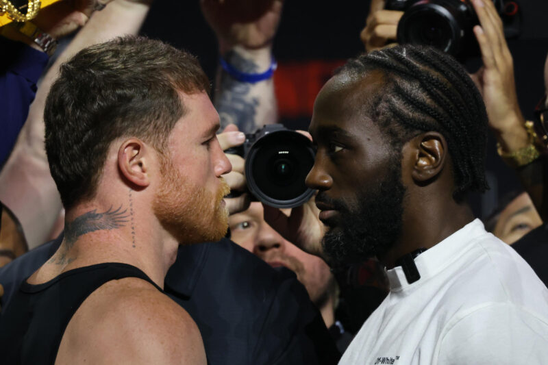 El mexicano Saúl 'Canelo' Álvarez (i) y el estadounidense Terence Crawford posan este jueves, durante la presentación de su combate, el próximo sábado en el Arena T-Mobile de Las Vegas. Octavio Guzmán