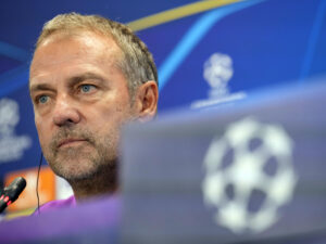 El entrenador del FC Barcelona, Hansi Flick, durante la rueda de prensa posterior al entrenamiento que el equipo azulgrana ha realizado en la ciudad deportiva Joan Gamper para preparar el partido de Liga de Campeones que disputarán ante el PSG en el Estadi Olímpic Lluis Companys. EFE/Alejandro García