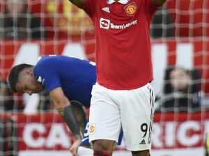 Fotografía de archivo del delantero del Manchester United Anthony Martial celebrando tras marcar un gol en Manchester, Gran Bretaña. EFE/Peter Powell