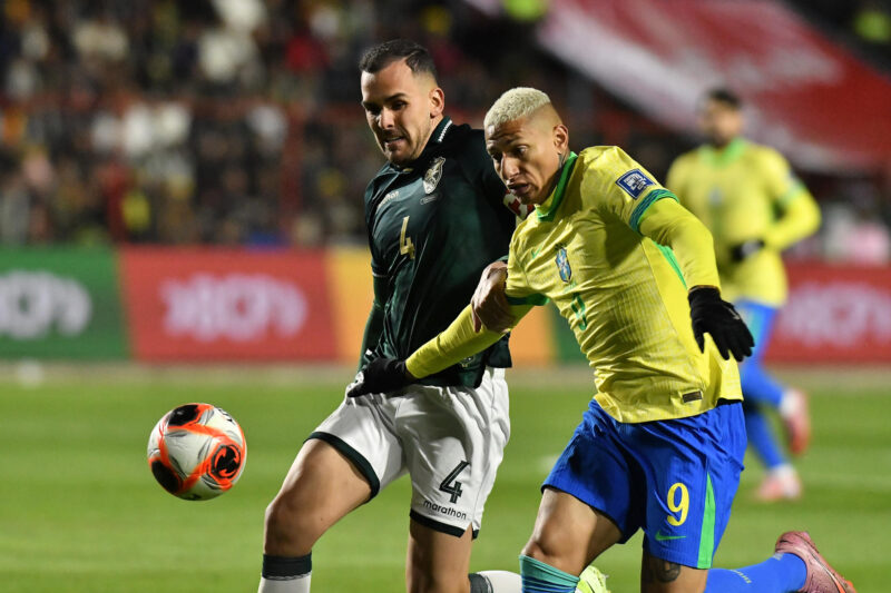Luis Haquín (i) de Bolivia disputa el balón con Richarlison de Brasil en un partido por las eliminatorias a la Copa Mundial 2026. EFE/ Jorge Ábrego
