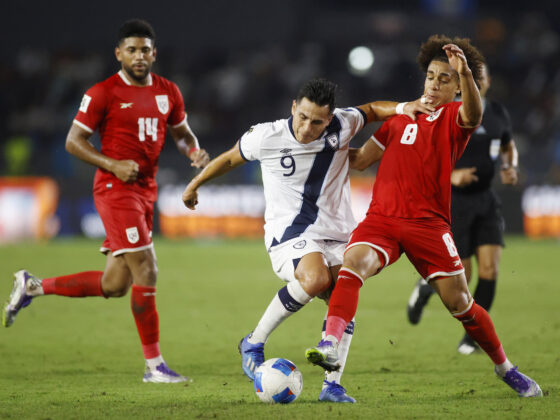 Adalberto Carrasquilla (d), de Panamá, disputa el balón con Rubio Méndez, de Guatemala, en el partido por las eliminatorias al Mundial 2026 en el estadio Rommel Fernández, en Ciudad de Panamá. EFE/Bienvenido Velasco