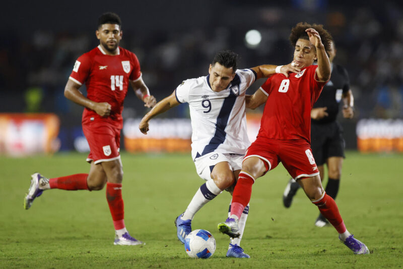 Adalberto Carrasquilla (d), de Panamá, disputa el balón con Rubio Méndez, de Guatemala, en el partido por las eliminatorias al Mundial 2026 en el estadio Rommel Fernández, en Ciudad de Panamá. EFE/Bienvenido Velasco