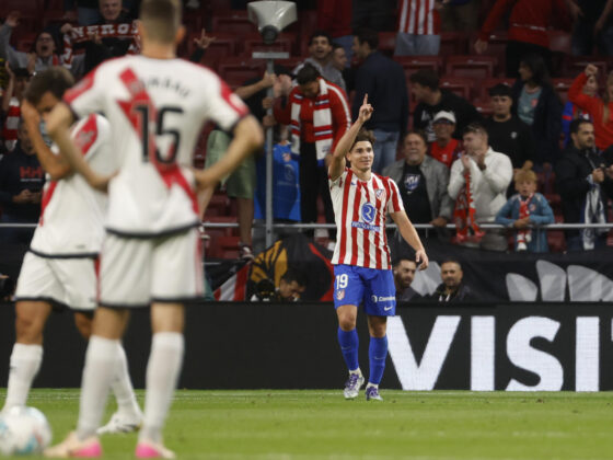 El delantero argentino del Atlético de Madrid, Julián Álvarez, celebra el tercer gol del equipo colchonero durante el partido de la jornada 6 de Liga que disputaron Rayo Vallecano y Atlético de Madrid en el estadio Riyadh Air Metropolitano, en Madrid. EFE/Juanjo Martín