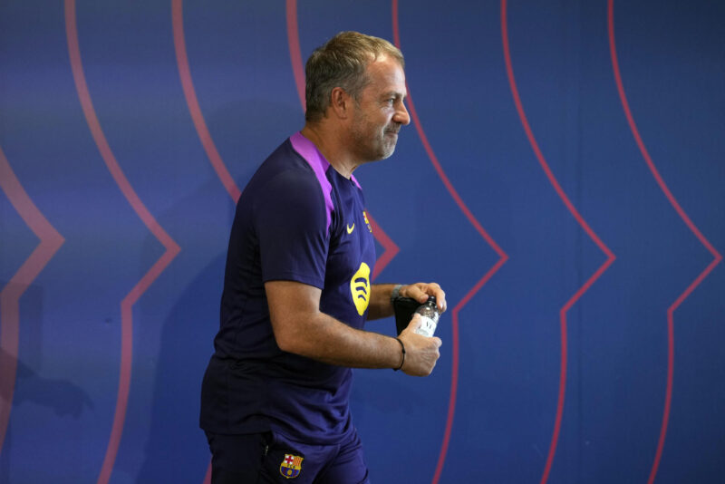 El entrenador del FC Barcelona, Hansi Flick, durante la rueda de prensa posterior al entrenamiento que el equipo azulgrana ha realizado en la ciudad deportiva Joan Gamper para preparar el partido de Liga de Campeones que disputarán ante el PSG en el Estadi Olímpic Lluis Companys. EFE/Alejandro García