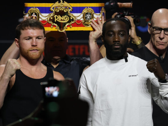 El mexicano Saúl 'Canelo' Álvarez (i) y el estadounidense Terence Crawford posan este jueves, durante la presentación de su combate, el próximo sábado en el Arena T-Mobile de Las Vegas. Octavio Guzmán