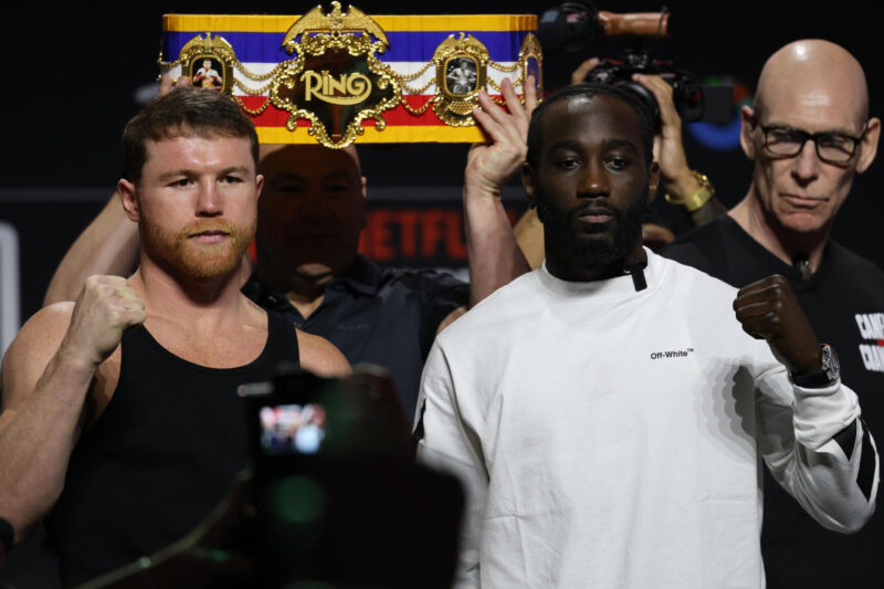 El mexicano Saúl 'Canelo' Álvarez (i) y el estadounidense Terence Crawford posan este jueves, durante la presentación de su combate, el próximo sábado en el Arena T-Mobile de Las Vegas. Octavio Guzmán