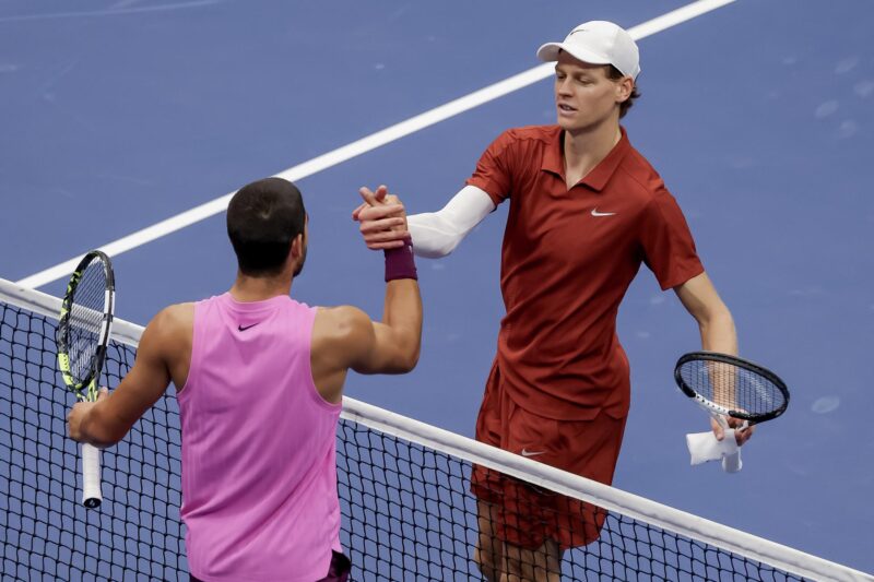 Carlos Alcaraz (i) saluda a Jannik Sinner, tras imponerse al italiano en la final del Abierto de Estados Unidos y recuperar el número uno del mundo. EFE/EPA/BRIAN HIRSCHFELD