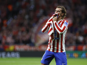El delantero francés del Atlético de Madrid Antoine Griezmann celebra tras anotar el 3-0, su gol número 200, durante el partido de Liga de Campeones que Atlético de Madrid y Eintracht de Fránkfurt disputan en el estadio Metropolitano, en Madrid. EFE/ Juanjo Martín