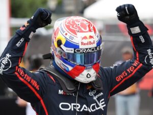 Verstappen gana en Bakú y mantiene vivas sus opciones al título