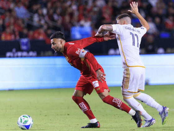 AME4362. CARSON (ESTADOS UNIDOS), 02/10/2025.- Gabriel Fortes Chaves (d) de LA Galaxy disputa el balón con Alexis Vega de Toluca este miércoles, en un partido del torneo Campeones Cup entre LA Galaxy y Toluca en el estadio Dignity Health Sports Park, en Carson (Estados Unidos). EFE/ Ariana Ruiz