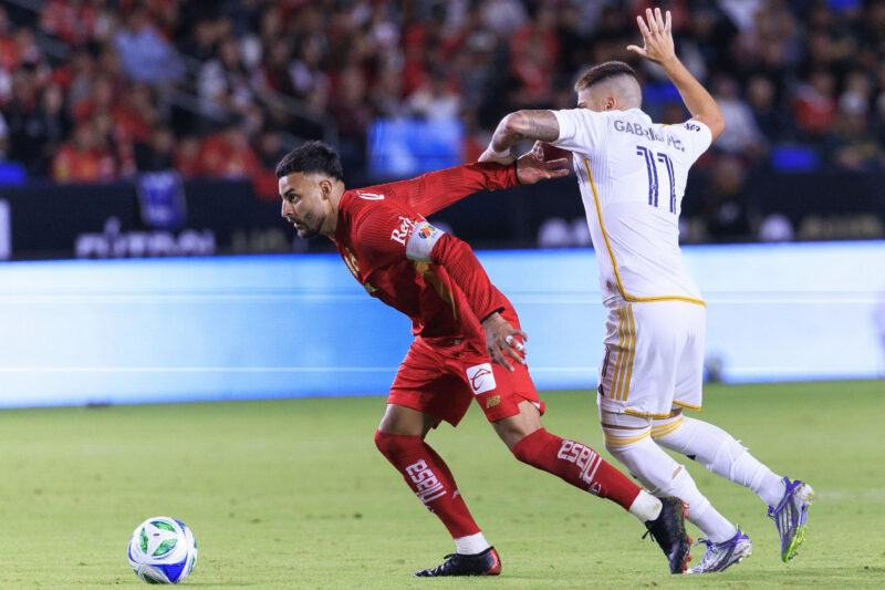AME4362. CARSON (ESTADOS UNIDOS), 02/10/2025.- Gabriel Fortes Chaves (d) de LA Galaxy disputa el balón con Alexis Vega de Toluca este miércoles, en un partido del torneo Campeones Cup entre LA Galaxy y Toluca en el estadio Dignity Health Sports Park, en Carson (Estados Unidos). EFE/ Ariana Ruiz