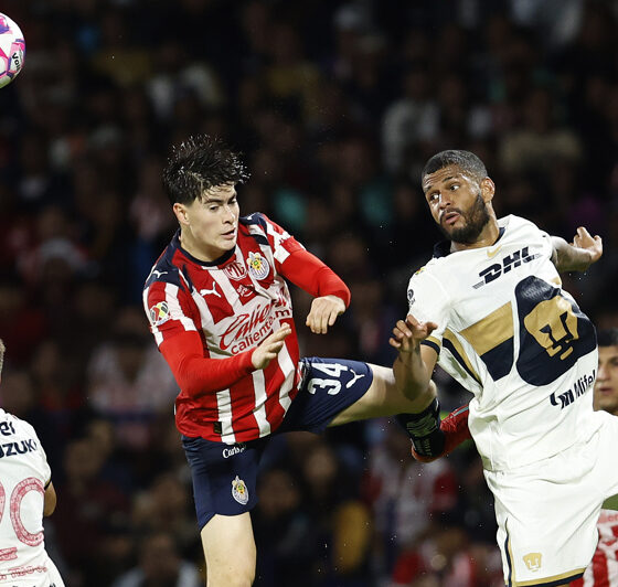 MEX4825. CIUDAD DE MÉXICO (MÉXICO), 05/10/2025.- Angel Azuaje (d) de Pumas disputa un balón con Cade Cowell de Guadalajara este domingo, en un partido de la Liga MX entre Pumas y Guadalajara en el estadio Olímpico Universitario, en la Ciudad de México (México). EFE/ Sáshenka Gutiérrez