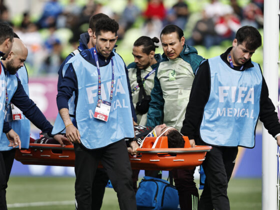 GR5021.VALPARAÍSO (CHILE), 04/10/2025.- Mateo Levy de México es trasladado por médicos después de recibir un golpe en la cabeza este sábado, en un partido del grupo C de la Copa Mundial Sub-20 entre México y Marruecos en el estadio Elías Figueroa Brander, en Valparaíso (Chile). EFE/ Osvaldo Villarroel