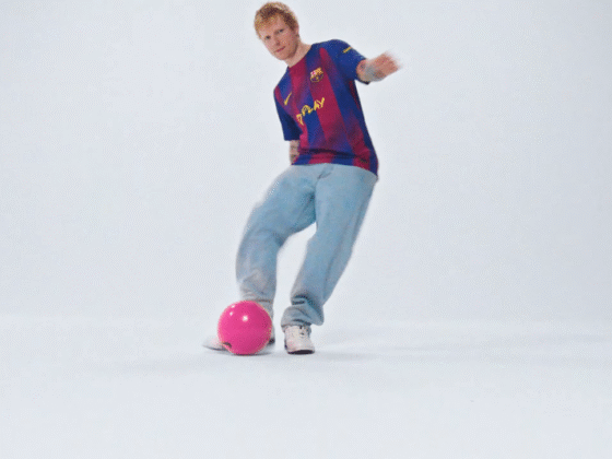 Ed Sheeran y su álbum Play, protagonistas de la camiseta del Barcelona