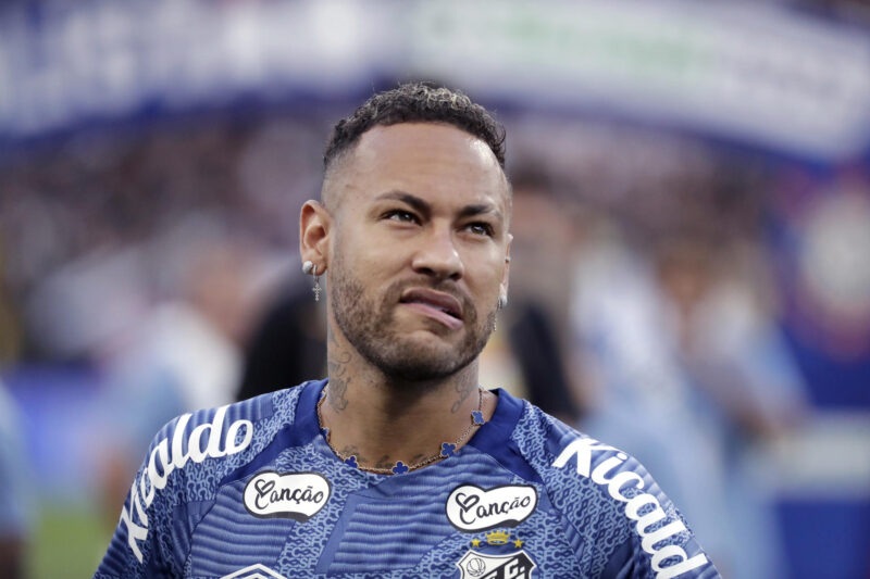 Neymar busca con urgencia una oferta para volver a Europa Neymar, jugador del Santos de Brasil