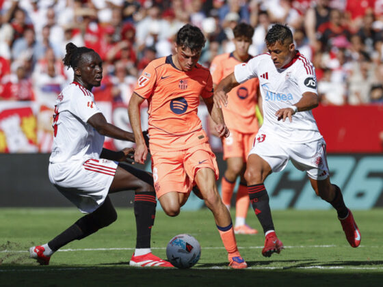 SEVILLA, 05/10/2025.-El centrocampista del Barcelona Pedro González y el centrocampista del Sevilla Alexis Sánchez, durante el partido de la jornada 8 de Laliga EA Sports, este domingo en el estadio Sánchez-Pizjuán en Sevilla.-EFE/ Julio Muñoz