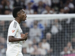 VIDEO Vinicius Jr, sale gritando y al vestuario tras salir de cambio Vinicius Jr.