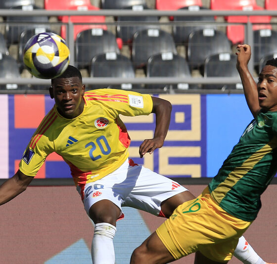 GR3021. TALCA (CHILE), 08/10/2025.- Joel Canchimbo (i) de Colombia disputa el balón con Thato Majoro de Sudáfrica este miércoles, en un partido de octavos de final de la Copa Mundial Sub-20 entre Colombia y Sudáfrica en el estadio Fiscal de Talca, en Talca (Chile). EFE/ Benjamín Hernández