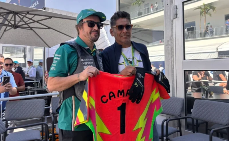 Jorge Campos le regaló camiseta a Alonso, Holyfield y Keylor Navas Jorge Campos le regaló camiseta a Alonso, Holyfield y Keylor Navas