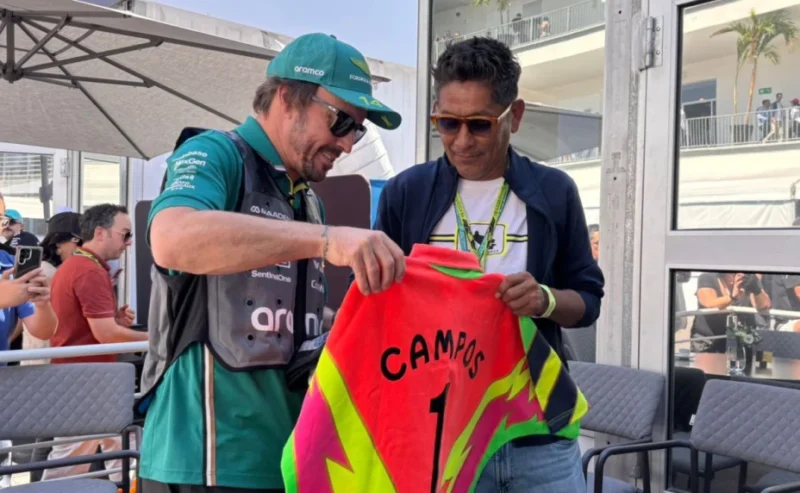 Jorge Campos le regaló camiseta a Alonso, Holyfield y Keylor Navas Jorge Campos le regaló camiseta a Alonso, Holyfield y Keylor Navas