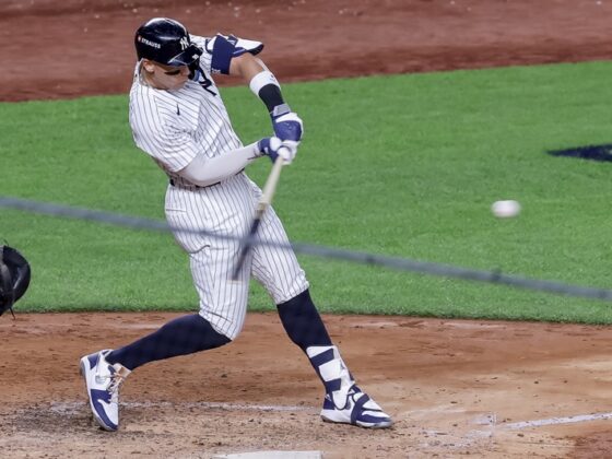 NEW YORK (United States), 07/10/2025.- New York Yankees right fielder Aaron Judge hits an RBI double against the Toronto Blue Jays in the third inning of game 3 of the MLB American League Division Series playoff baseball game between the Toronto Blue Jays and the New York Yankees in New York, New York, USA, 07 October 2025. (Nueva York) EFE/EPA/SARAH YENESEL
